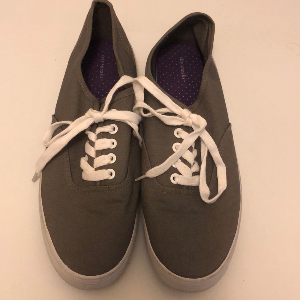 city sneaks size 9 tennis shoes, worn once